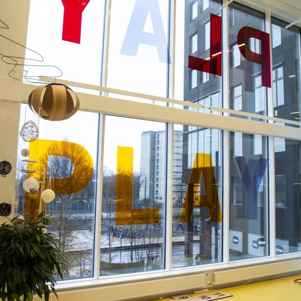 Et af projektets playlabs med et stort vindue ud til de ydre omgivelser