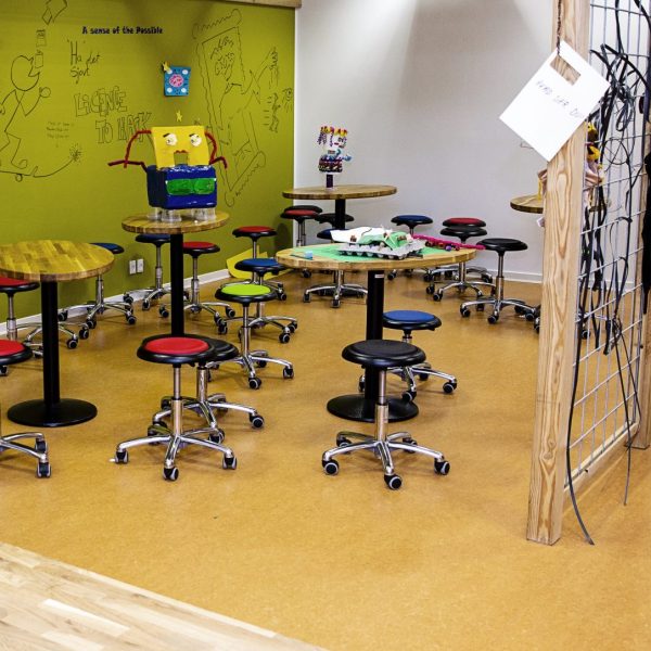 Et lokale på en skole, som er indrettet til at man udforsker, undersøger og leger med de ting, der er der
