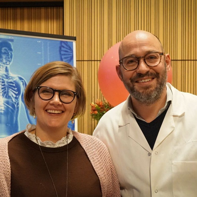 To lærere, som smiler og ser glade ud