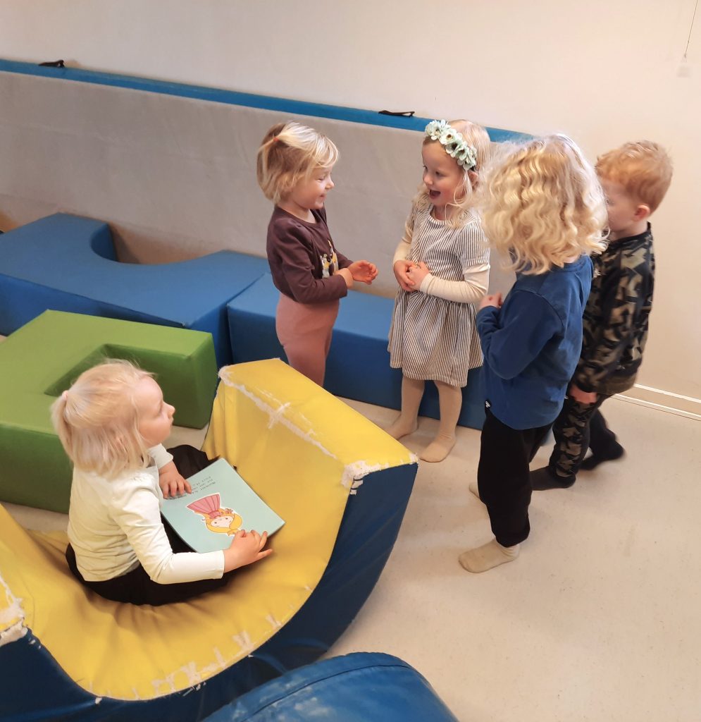 En gruppe børn, der leger sammen i puderummet