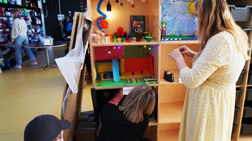 Elever, som bygger rum inde i kasser