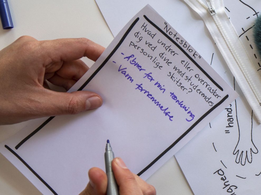 Et stykke papir med refleksioner over spørgsmålet "Hvad undrer eller overrasker dig med dine medstuderendes personlige skitser?"