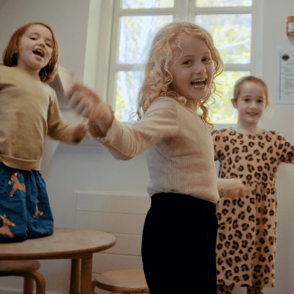 Institutionsbørn, som er glade og leger sammen