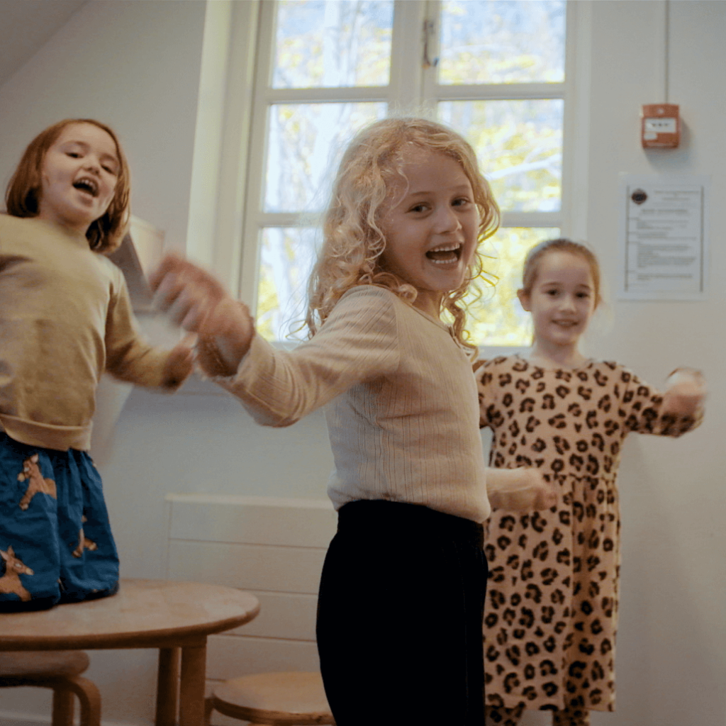 Institutionsbørn, som er glade og leger sammen