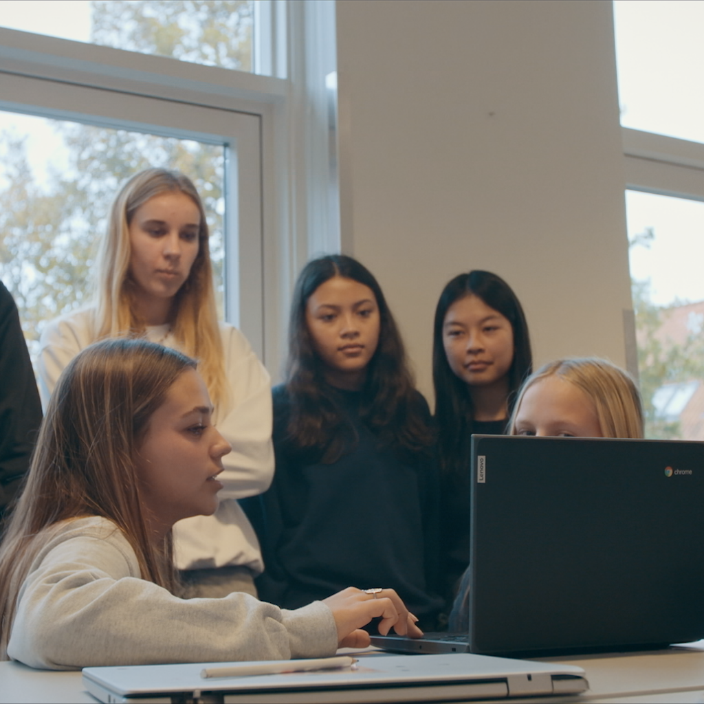 Elever, som arbejder sammen omkring en computer