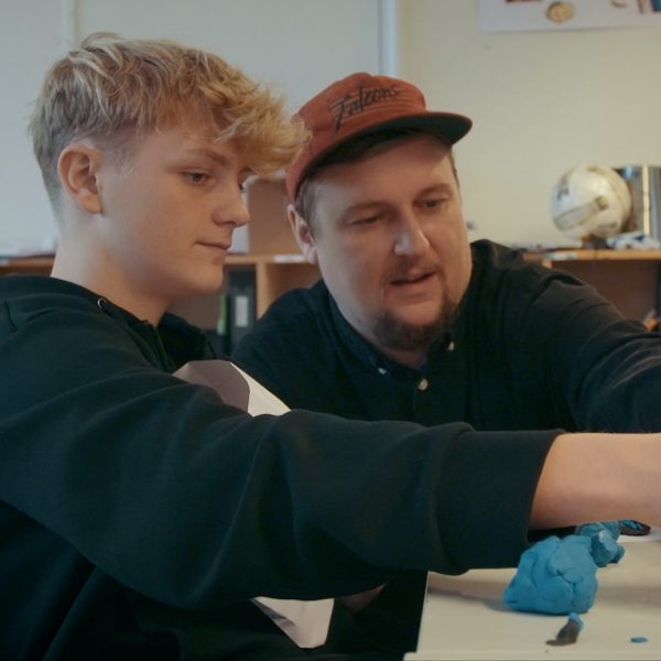 En lærer og en elev i et klasselokale