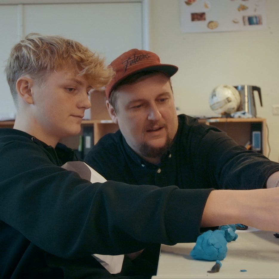 En lærer og en elev i et klasselokale