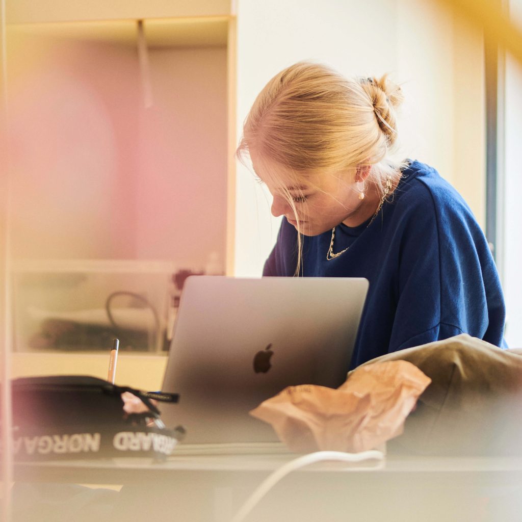En elev, der sidder alene ved sin computer.