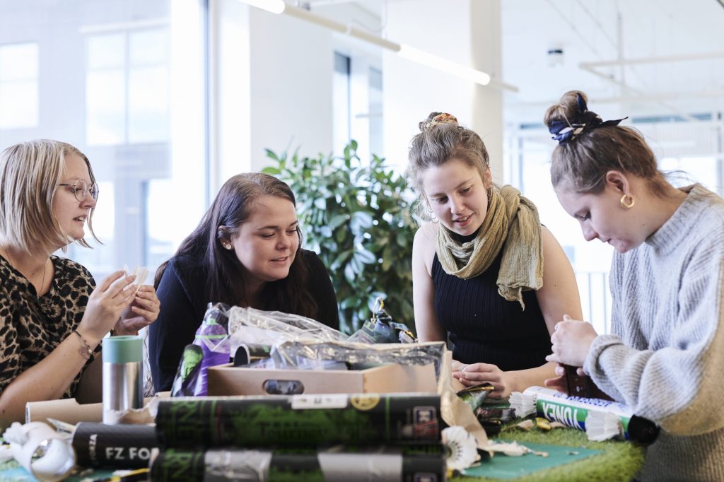Studerende, der leger som et led i deres undervisning