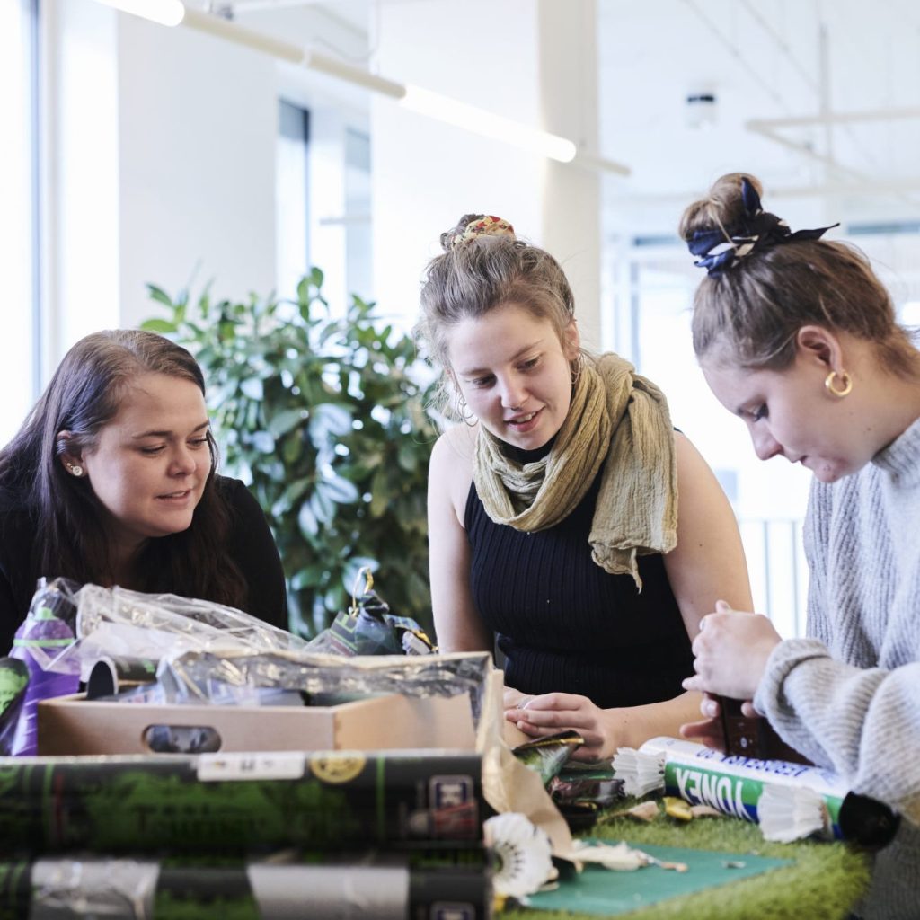 Studerende, der leger som et led i deres undervisning
