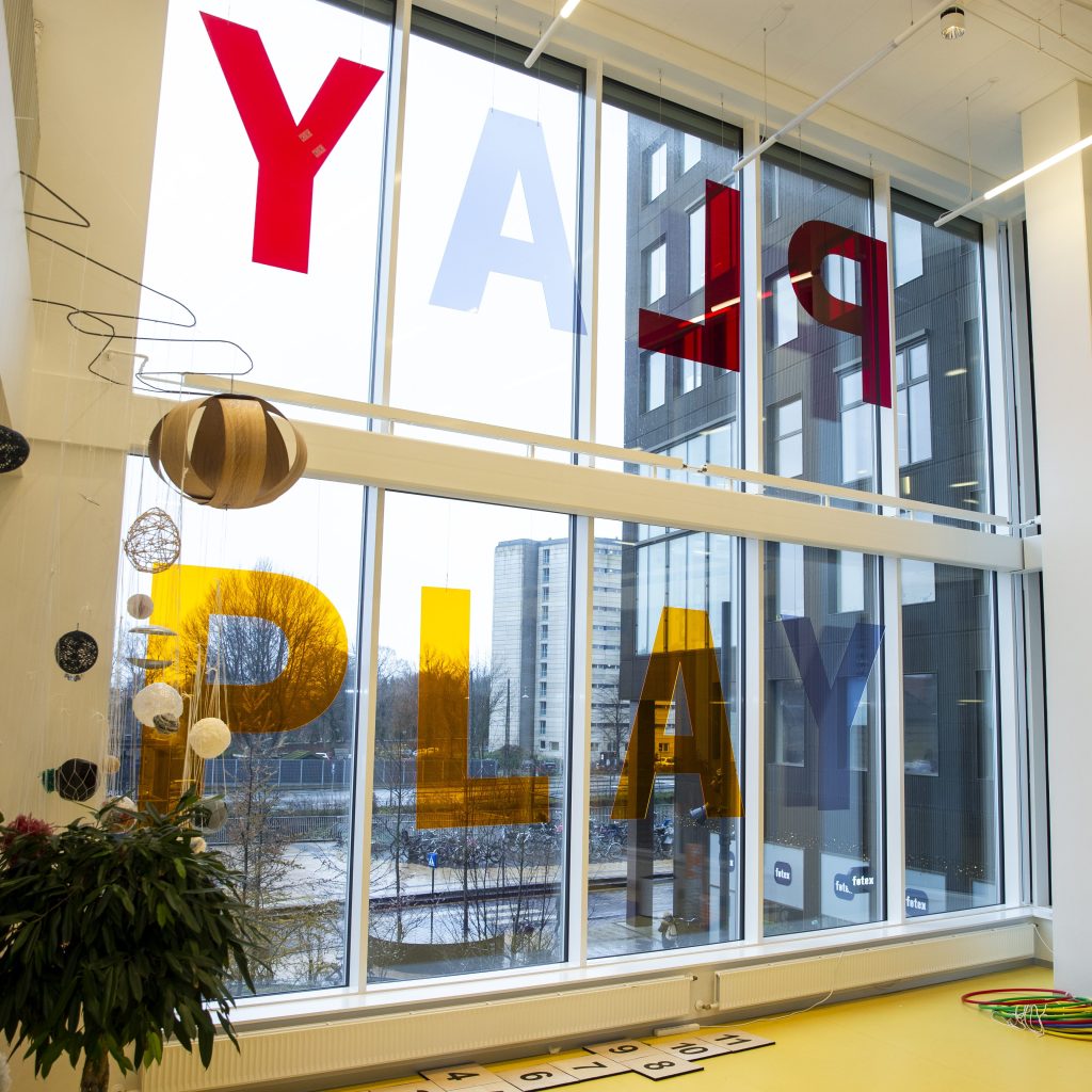 Et af projektets playlabs med et stort vindue ud til de ydre omgivelser