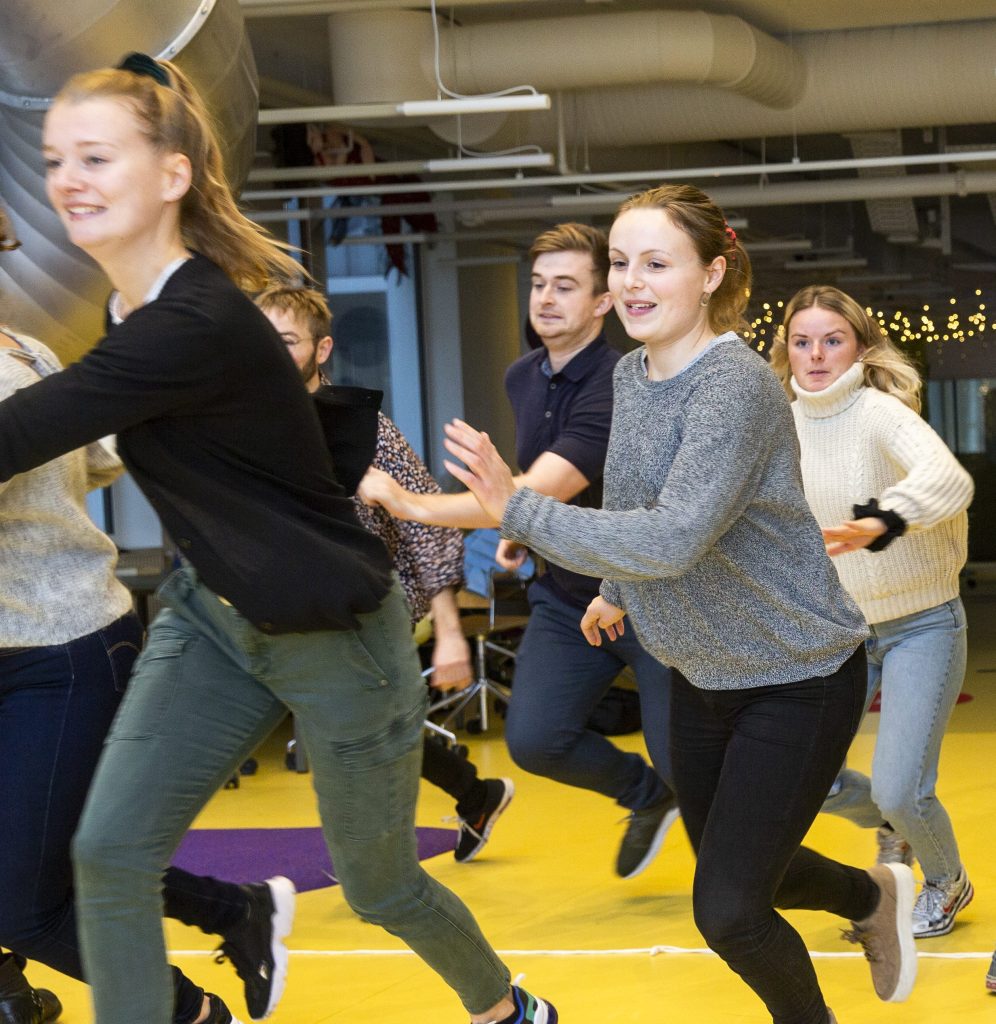 Studerende, der løber og leger fangeleg