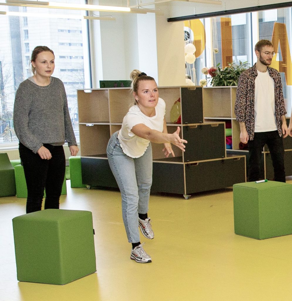 Studerende, der er i gang med en konkurrence