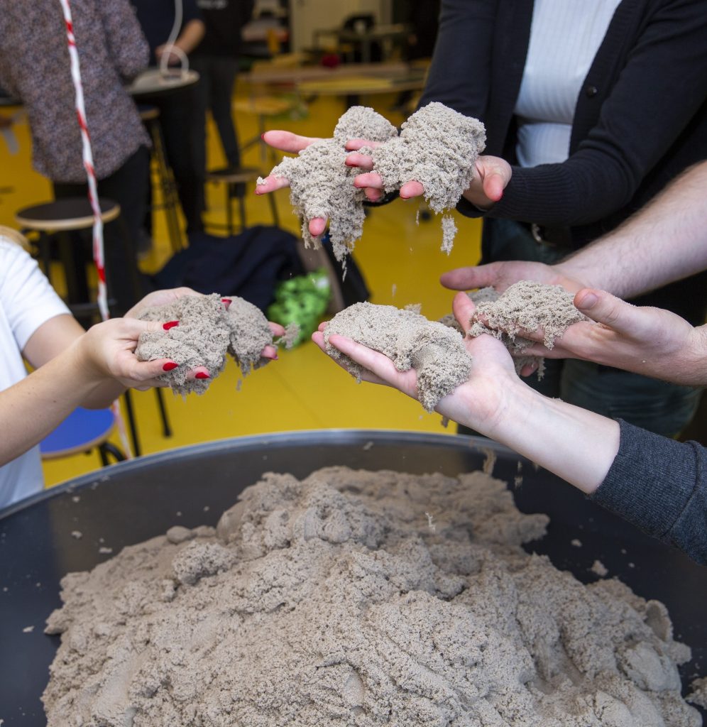 Børn, der leger med sand