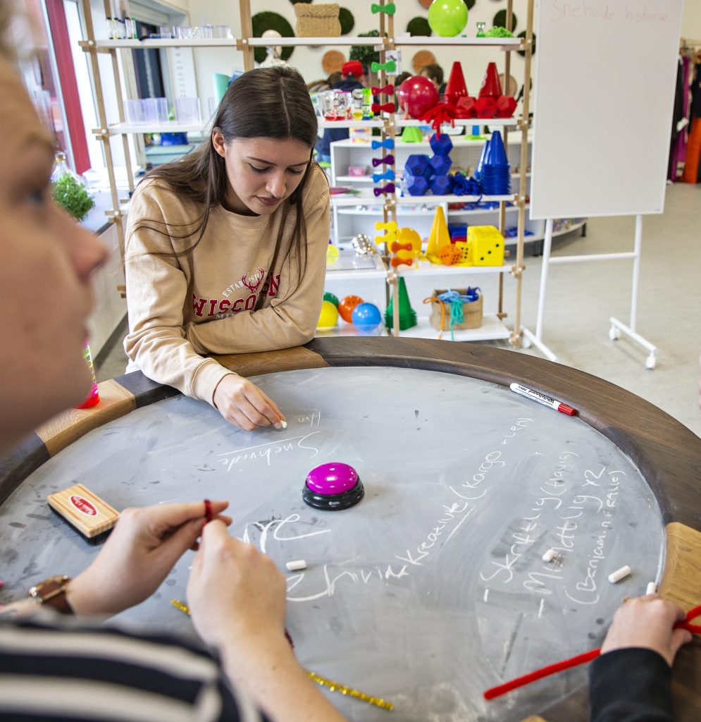 Studerende, der bruger PlayLab som en del af undervisningen. De sidder ved et bord og undersøger de forskellige ting.