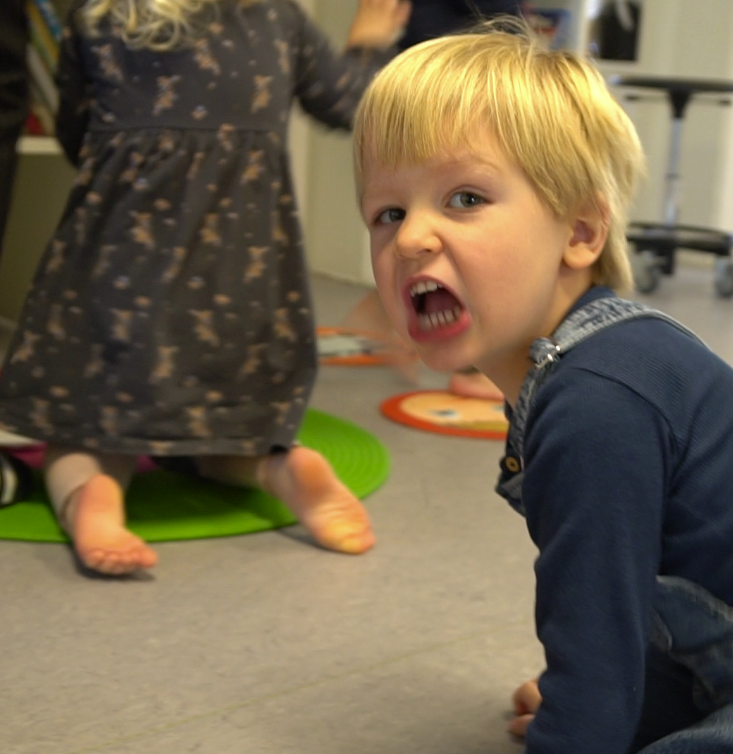 Institutionsbørn, som leger på gulvet