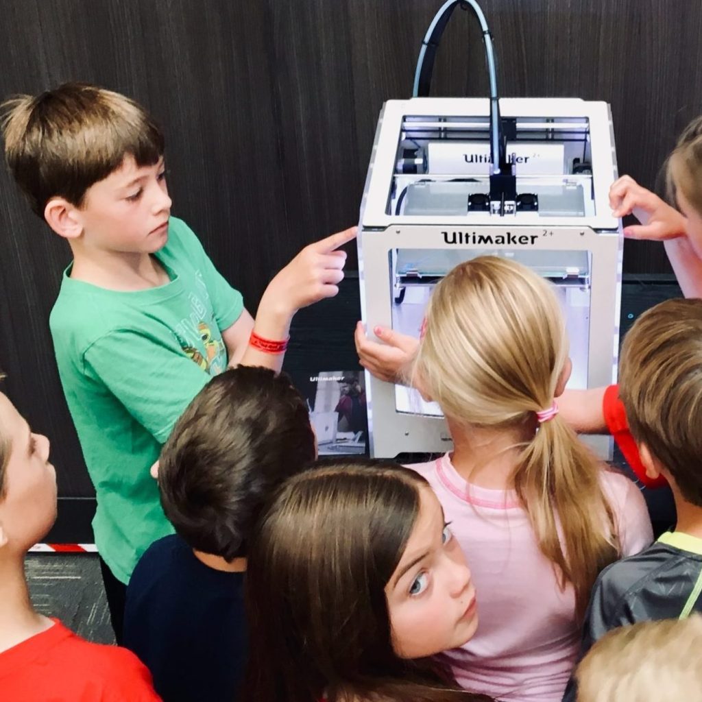 En gruppe børn, der undersøger en maskine