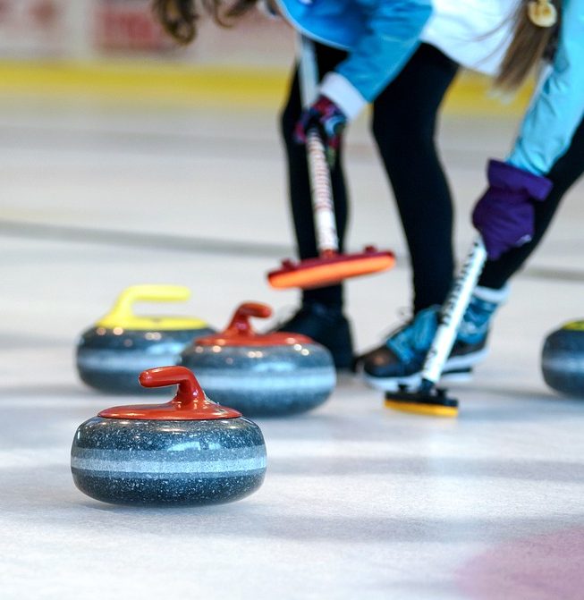Børn, der spiller curling