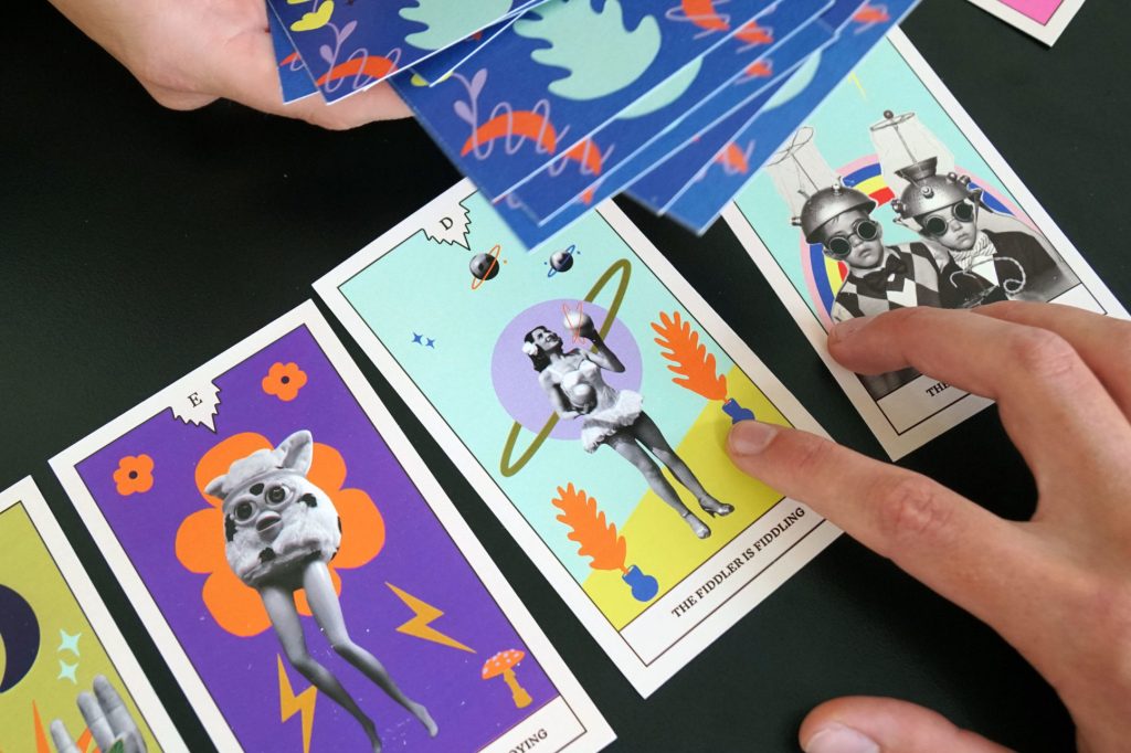 En hånd på tarotkort, som kan bruges til at tale om legens kvaliteter