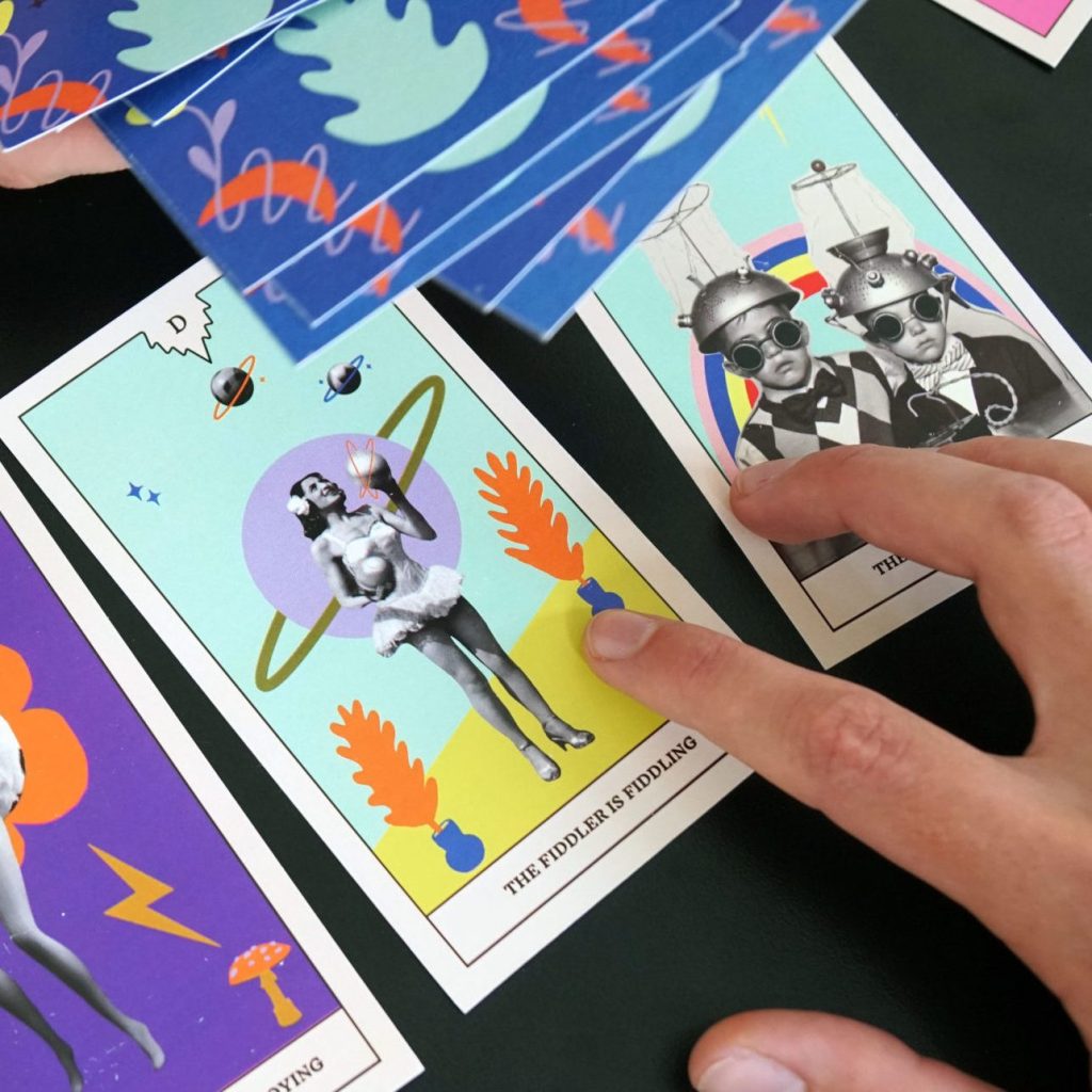 En hånd på tarotkort, som kan bruges til at tale om legens kvaliteter