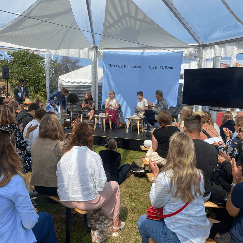 En debat på folkemødet med mange interesserede og lyttende tilskuere