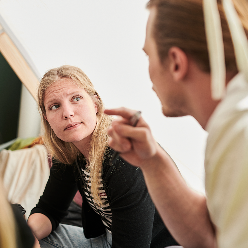 To lærere, som snakker sammen