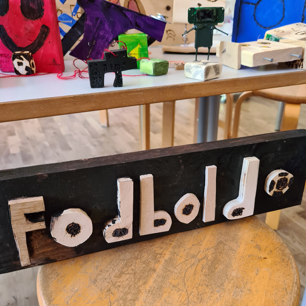 Et skilt, en elev har lavet, hvor der står "fodbold"