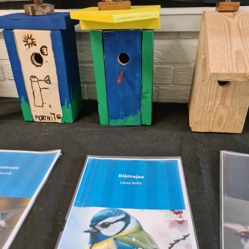 Små fuglehuse, som eleverne selv har bygget