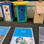 Små fuglehuse, som eleverne selv har bygget